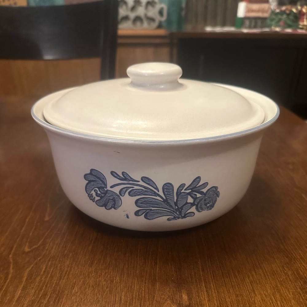 vintage Pfaltzgraff Yorktowne stoneware covered baking dish